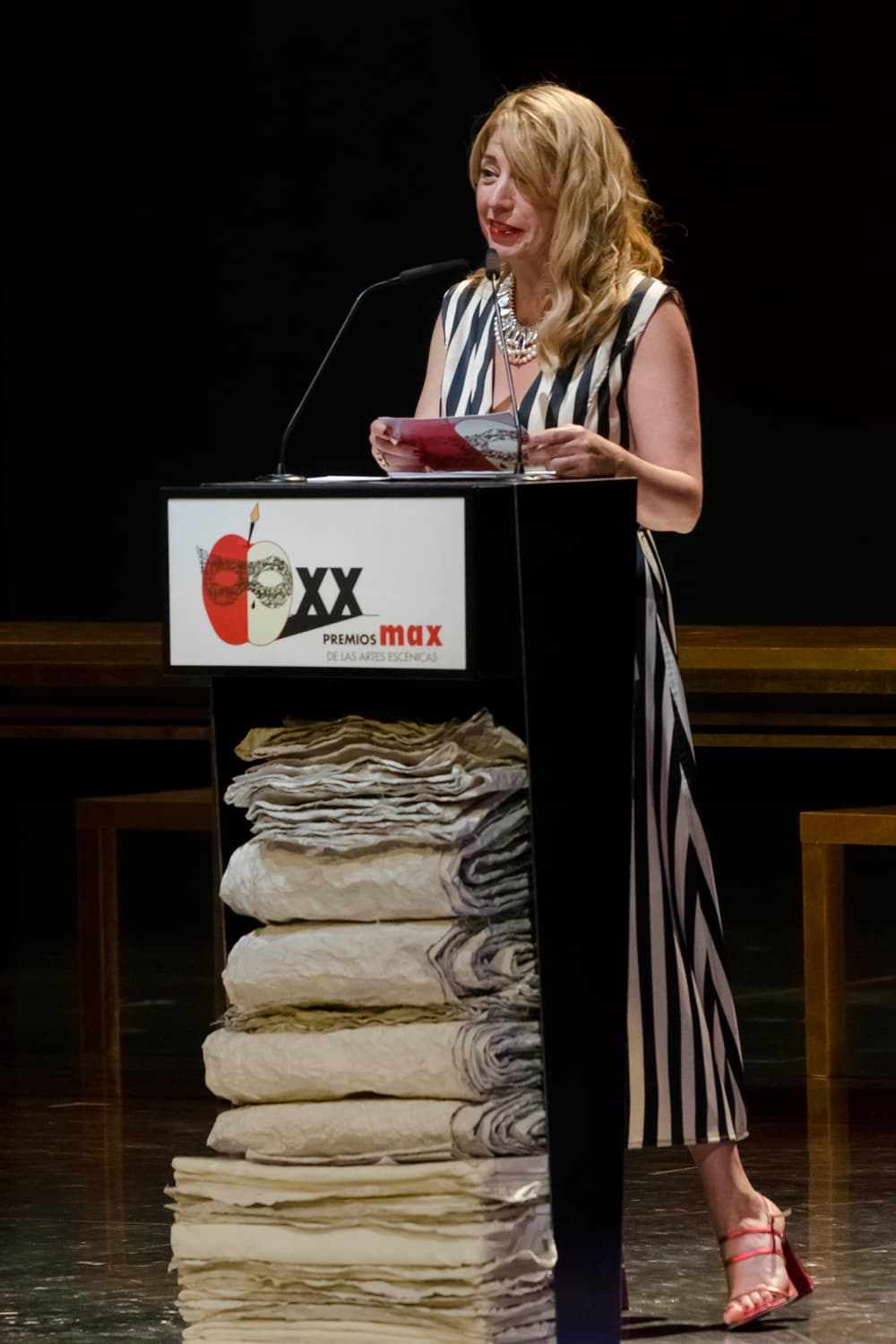 Inés París ofrece el discurso institucional