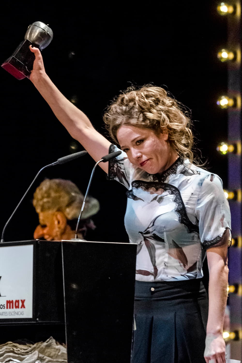 Ainhoa Santamaría recibe el Premio Max a Mejor Actriz de Reparto por “La estupidez”