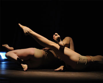 Larumbe Danza se aproxima al absurdo en 'Con permiso'