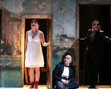 Teatro de La Abadía y Animalario modernizan el 'Arlequino' de Goldoni