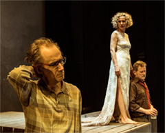 A escena la novela 'En la orilla' de Rafael Chirbes
