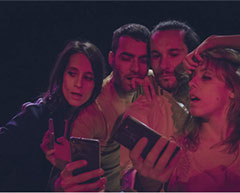 'F.O.M.O.' explora el miedo a quedarse fuera de un mundo digital hiperconectado