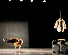 Obsesiones, soledad y danza en el estreno de 'I leave the lights on'