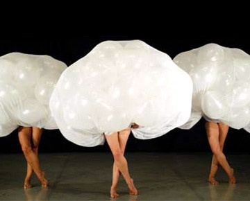 Aracaladanza lleva las ‘Nubes’ de Magritte al escenario de La Abadía